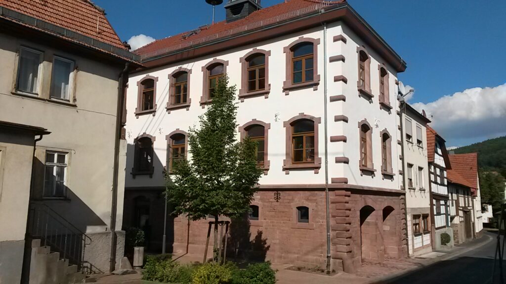 Auch von außen macht der alte Schule bzw. das neue Rathaus in Neustadt am Main eine gute Figur