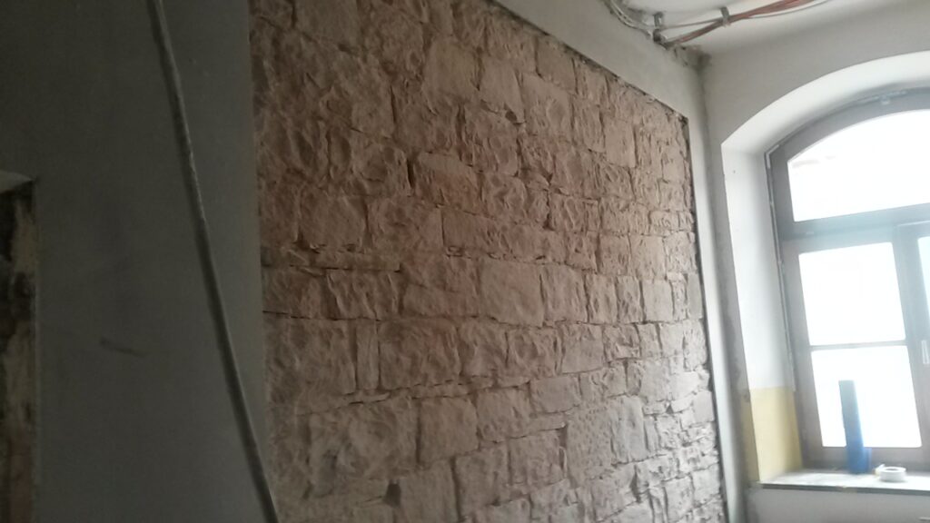 Alte Wände wurde als Sichtmauerwerk freigelegt