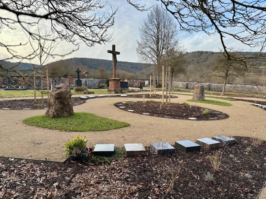 Neues Urnenfeld auf dem Friedhof Neustadt