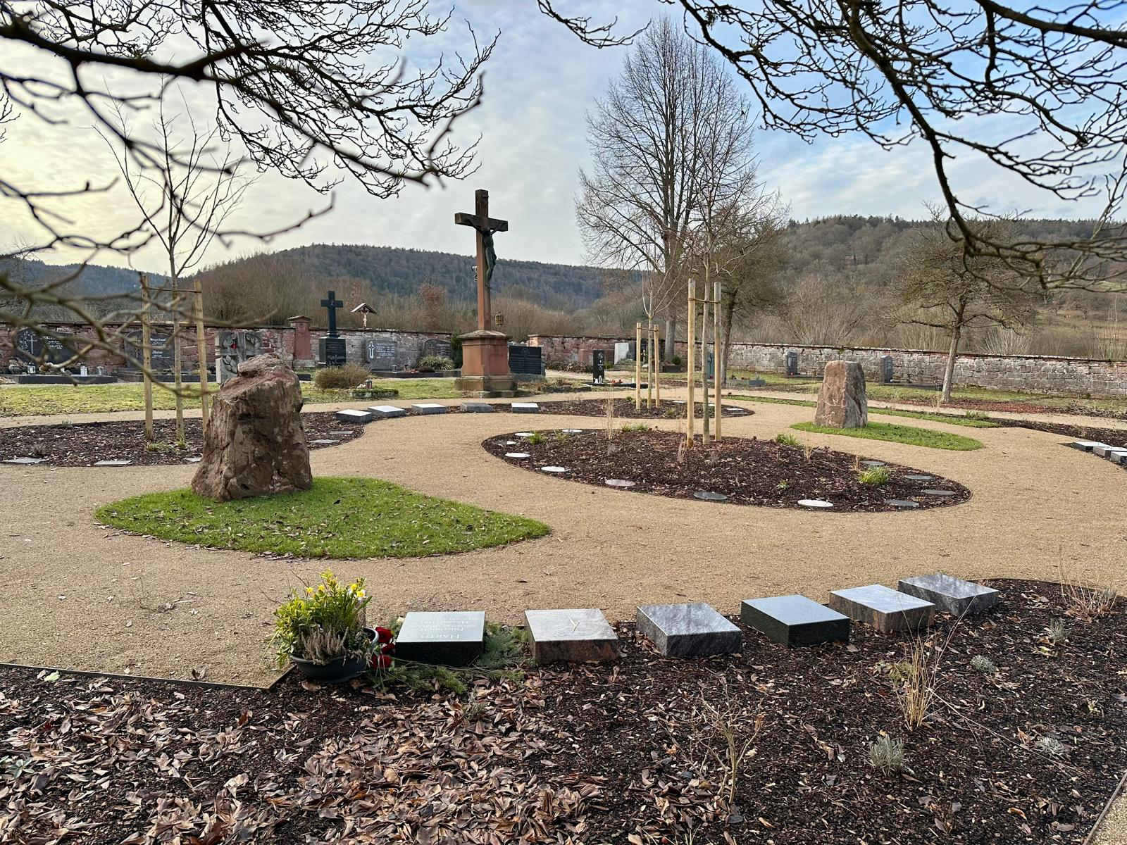 Neues Urnenfeld auf dem Friedhof Neustadt